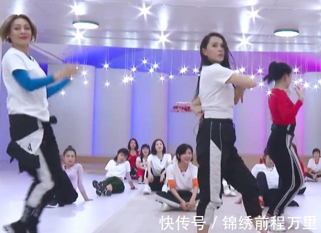 姐姐們|《乘風(fēng)破浪的姐姐》開場舞集訓(xùn)伊能靜站C位,萬茜全程笑看不吱聲