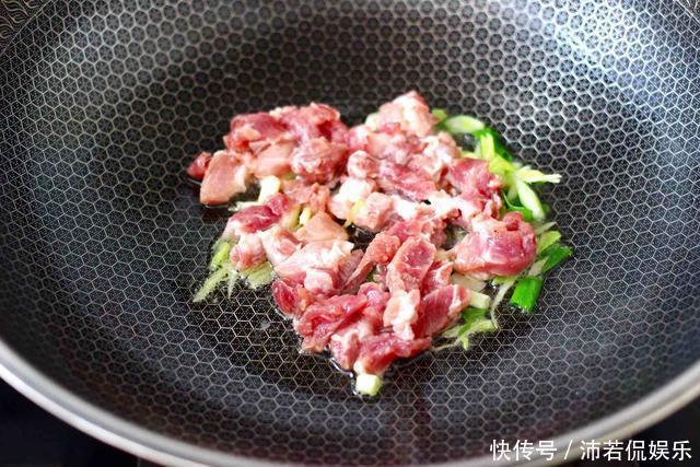 打卤面|天越热越要吃热面,黄瓜肉丁打卤面,越吃越爽,吃完一身爽