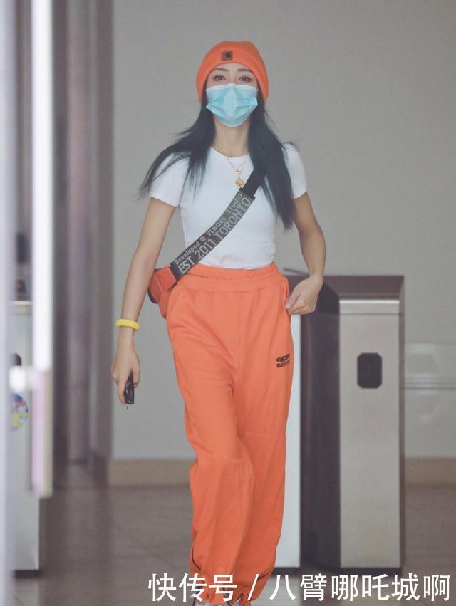 扔掉|扔掉你的阔腿裤吧!穿上就变矮土壮,哪里够这四款来的时髦显瘦