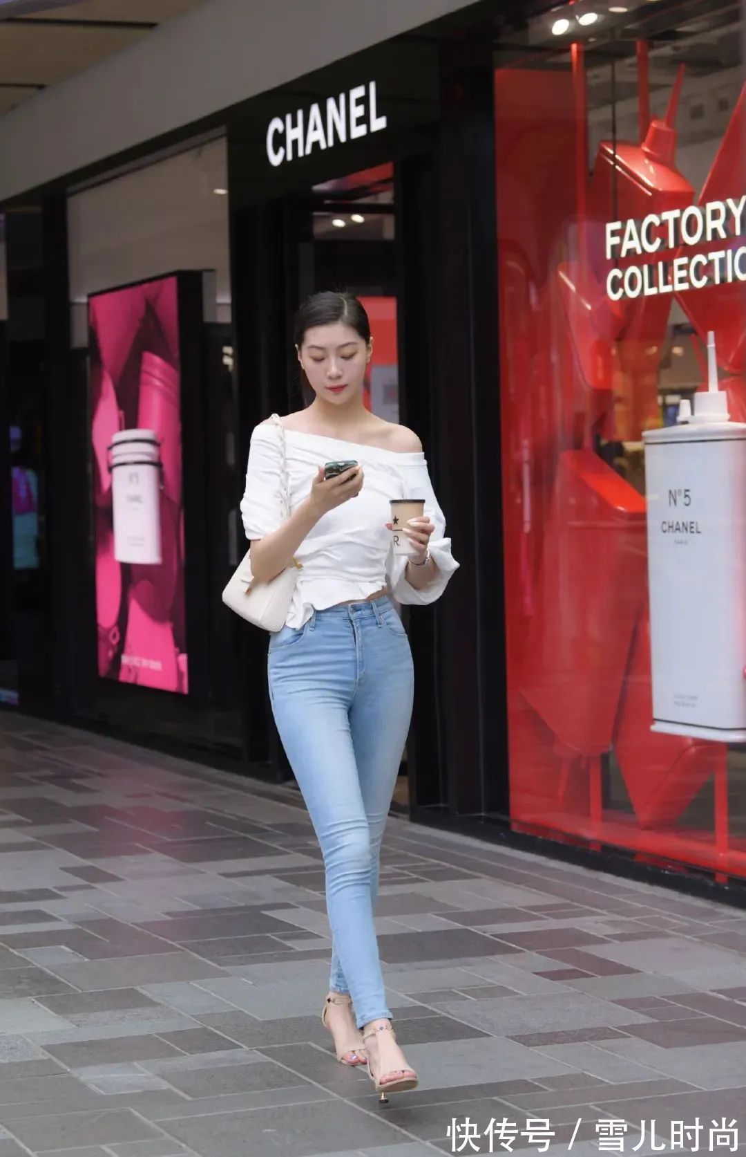 东方女人 白色漏肩上衣搭配蓝色牛仔裤,简约时尚彰显出了东方女人魅力