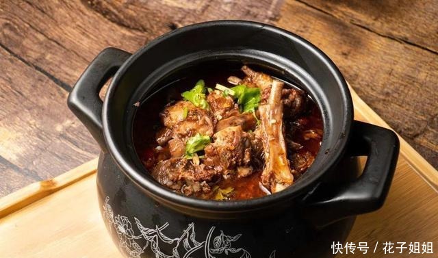 串串|暖暖的羊蝎子煲,还能快乐撸串!