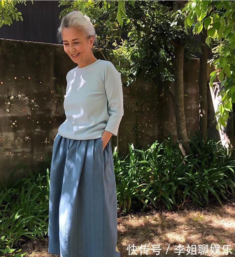 一字领|这才是60岁女人适合的打扮，穿衣打扮舒适又日常，简单大方才最美