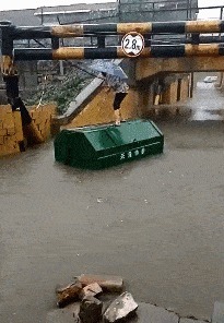 |搞笑GIF段子:一叶轻舟去,人隔万重山,大妈这驾驶技术很是绝了