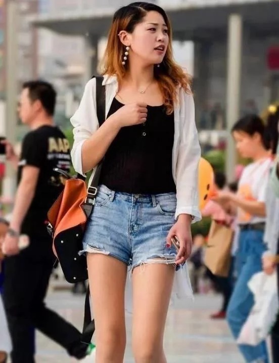 街拍:气质优雅的时尚辣妈,黑色的碎花长裙美丽大方,气质优雅不凡