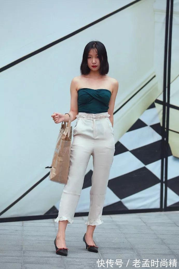 包臀裙|街拍美女:小姐姐搭配上一双小防水台的高跟鞋,让她身上充满着韵味