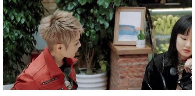 章子怡|当年蹲在张国立脚边说话,宁静表情谄媚,一旁的章子怡满脸不屑?