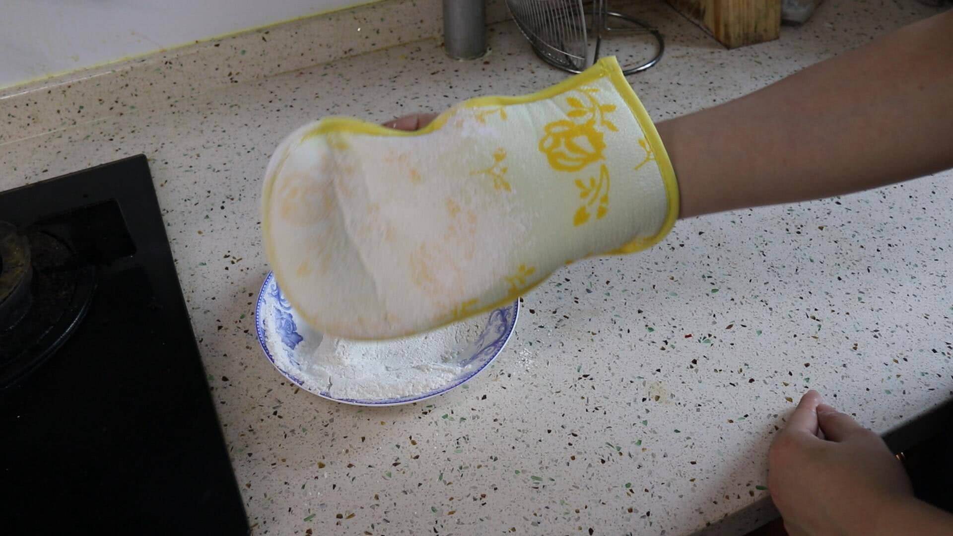 再脏的油烟机,撒上它擦一擦,2分钟就能洗得光亮如新,太省事了