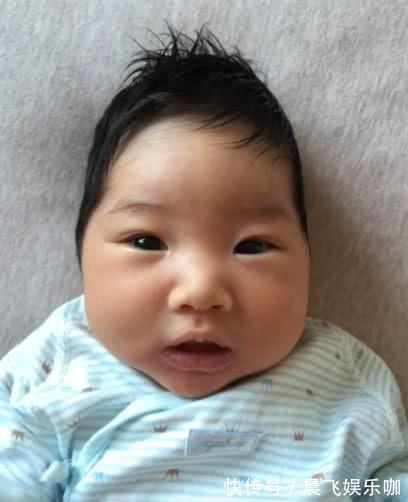 女儿|妈妈晒女儿成长照,女大十八变,网友打包票说:这不是一个人