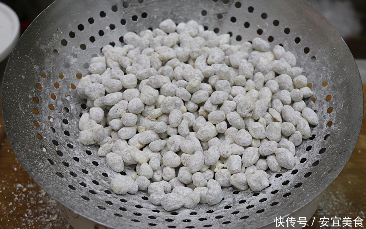 花生里加2个鸡蛋，酥香脆口，3块钱一大盘，还可当作小零食