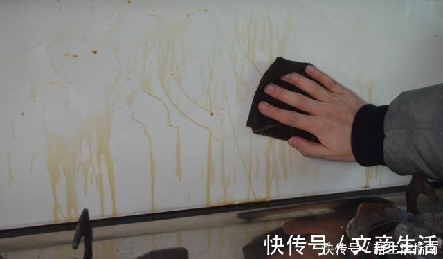 油垢|厨房瓷砖上满是油垢教你一招，不用一滴水，瓷砖立马光亮如新！