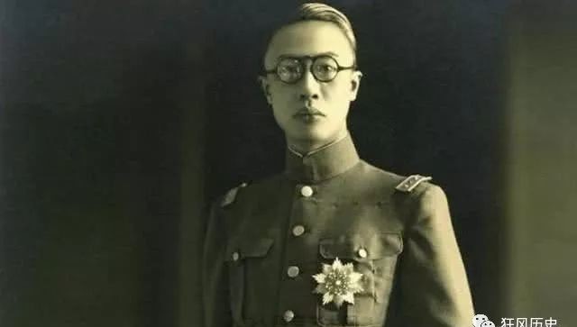 溥仪|溥仪最爷们的8天,硬是把审判席坐出龙椅的气势,拍桌子怒怼日本天皇!