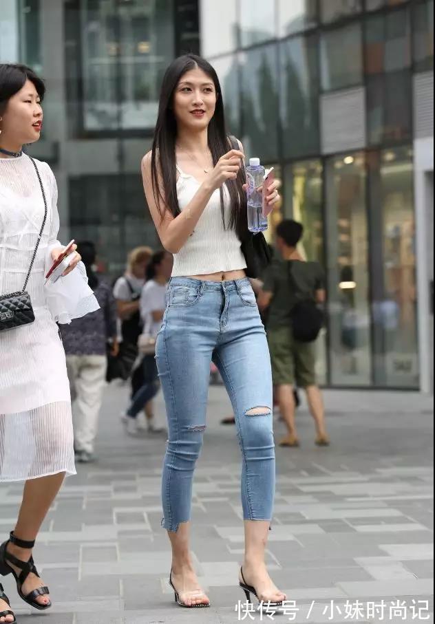 牛仔裤 街拍路人,自裁七分牛仔裤穿搭参考,旧款也可以变得时尚潮流