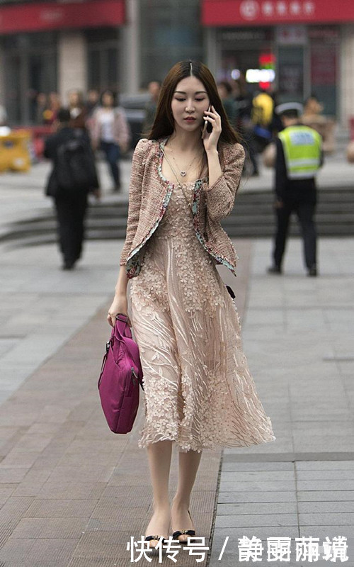 美女街拍衣服藏了5年,面料都“长草”了,就这样还敢穿出门