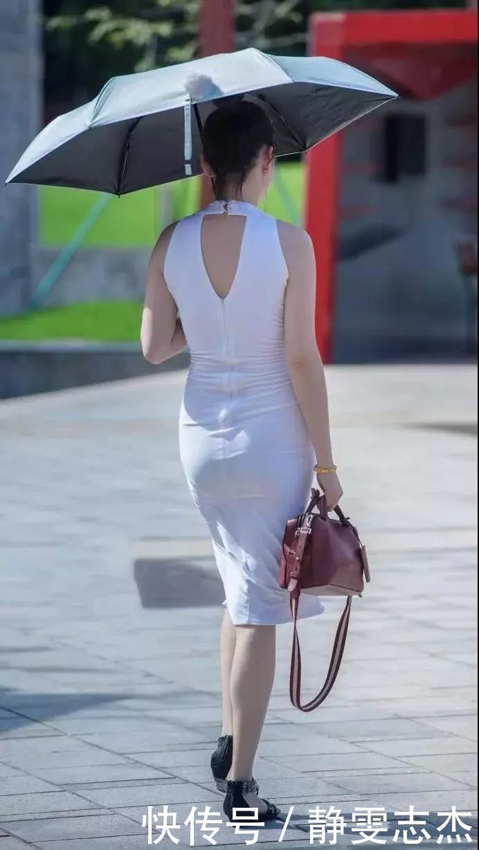 这种英伦风格的穿搭,压根不耐看,只是符合她