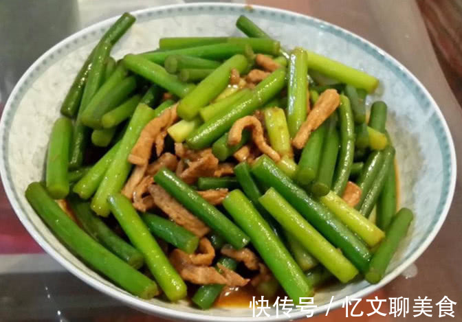蒜苔|炒蒜苔时，别直接下锅炒！老师傅教你一招，蒜苔香脆入味口口香