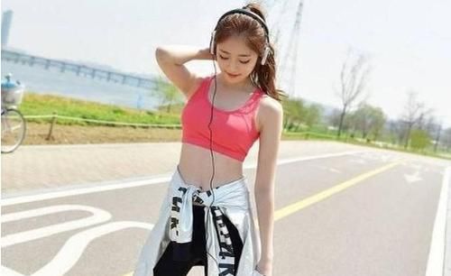 街拍女神:清爽玲珑的紧身打底裤美女,凸显女人独有的曲线美