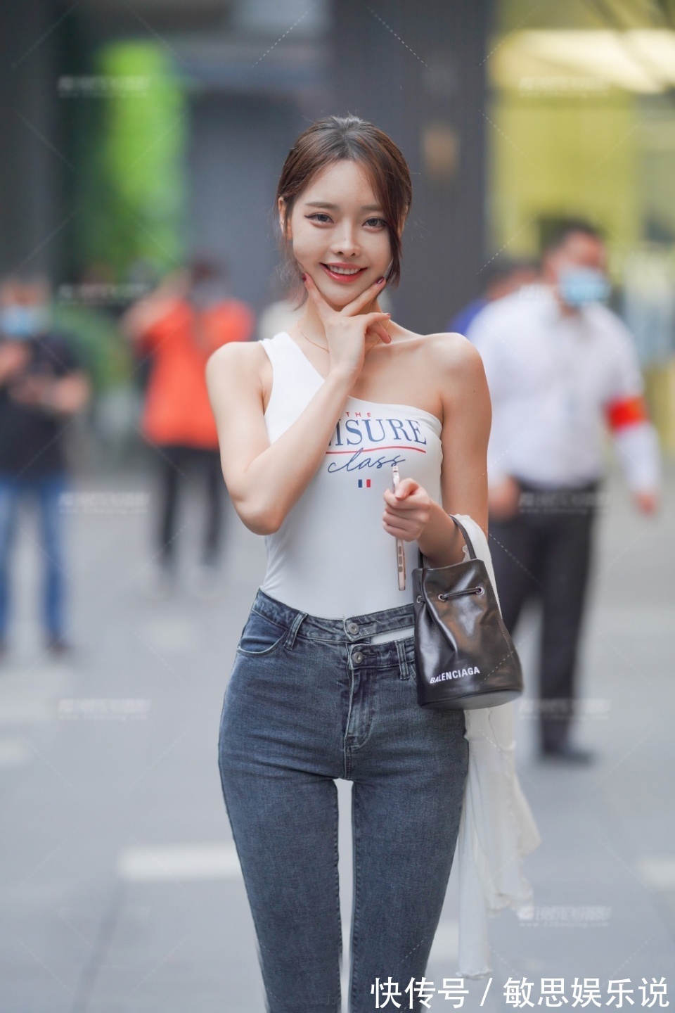 穿搭 个性的女生,单吊带衫配灰色牛仔裤,穿搭的时尚又抢镜