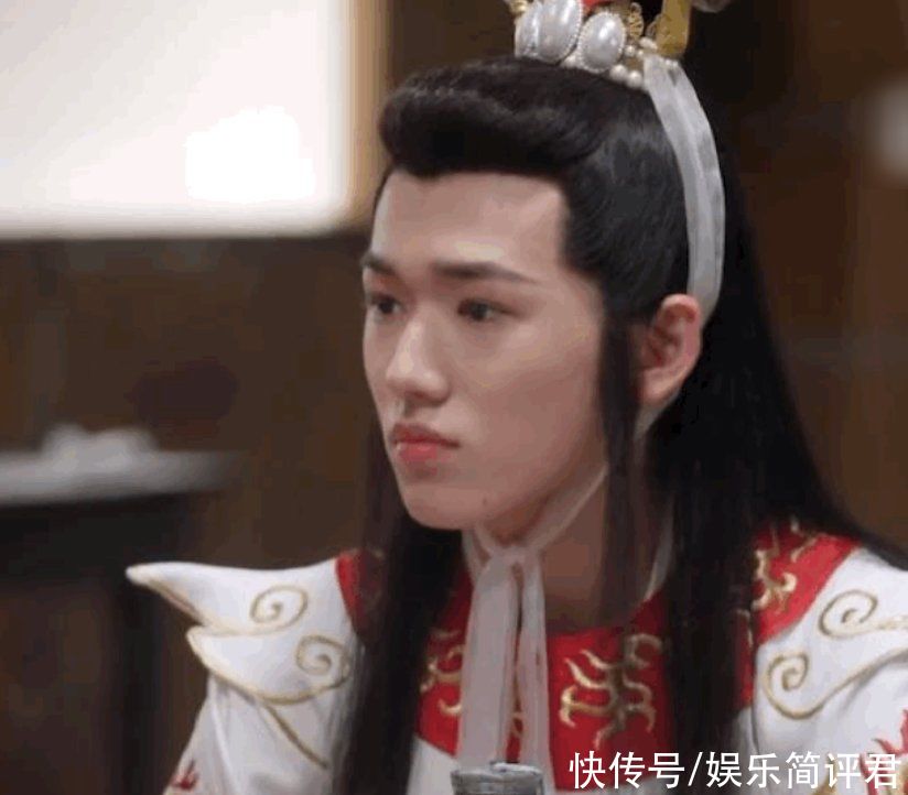 路透照|宋亚轩玩游戏好认真，拖鞋证明清白，却意外暴露自己的身高