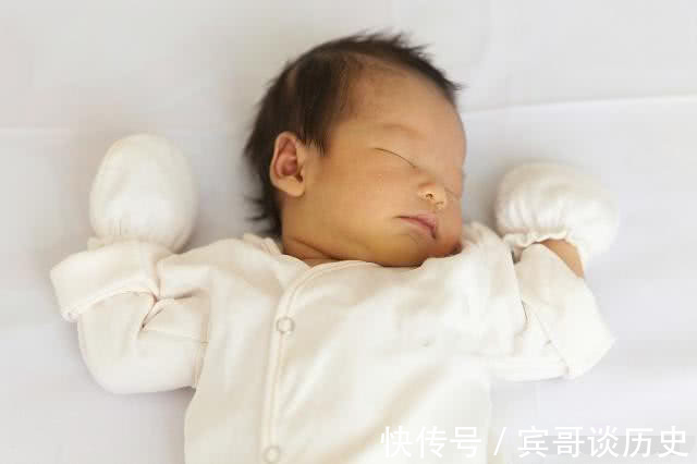 十个月|宝宝抱着睡的香，一放下就哭闹，这是怎么回事？看完你就知道了！