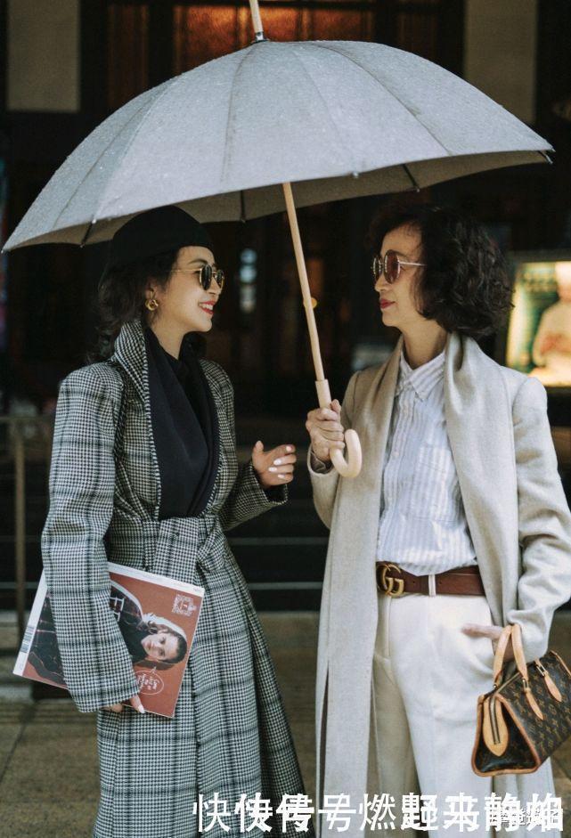 原来50岁的女人还可以这么时髦,浅色大衣配直筒裤,霸气又减龄