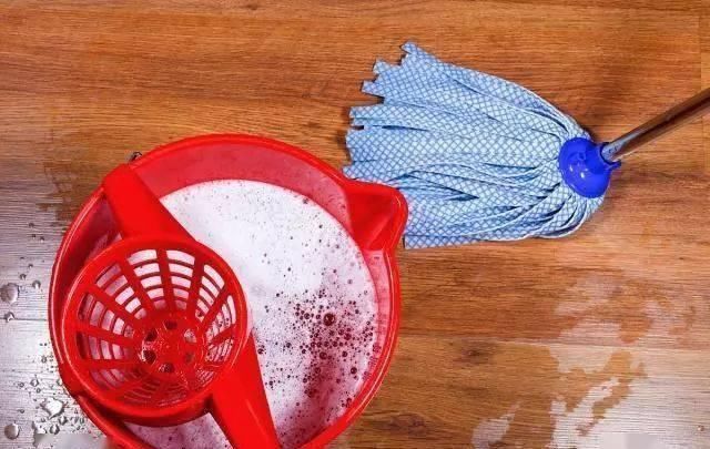 地才|拖了25年地才知道,只要水里滴一滴它,地板光洁透亮,一周不落灰