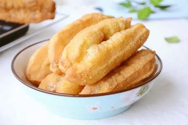 做法|最详细的炸油条做法学会了在家也能做出跟外面一样又脆又挺的油条