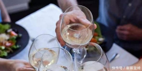 不良习惯|高血压人群能喝酒吗？专家：答案或许跟你想的不太一样！