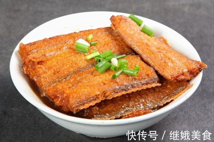 煎带鱼,用面粉还是淀粉?大厨教你一招,口感香酥脆,好吃不油腻