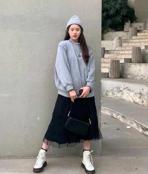 款式的靴|秋冬买靴子，尽量少买黑色，这3种“颜色”时髦百搭，显腿长