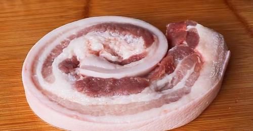 年夜饭猪肉好吃做法，淋2个鸡蛋，老做法教给你，吃一次就忘不了