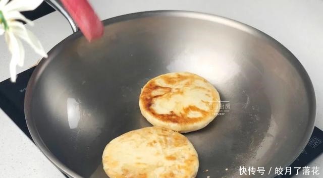  这个烧饼我都不敢经常做，不用发面、不用醒面，锅里烙一烙，连吃三个不过瘾！