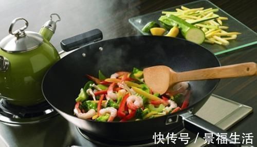 酱油|注意！炒菜什么时候放酱油，很多人都做错了炒菜就不好吃！