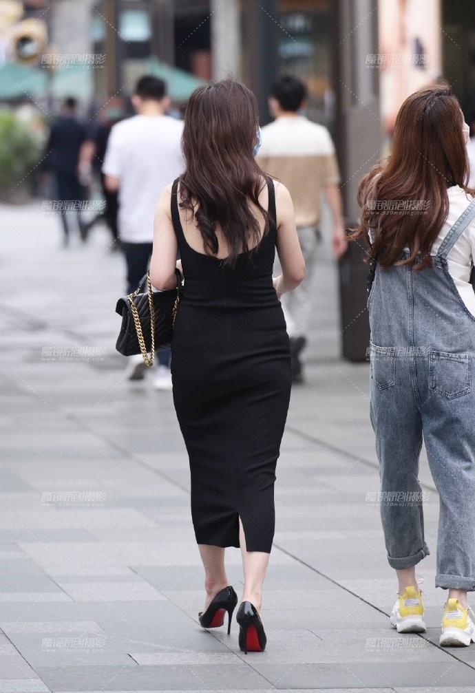 街拍贵妇姐姐太注重“形象”，选的裙子太窄，优雅的都“迈不开”腿了