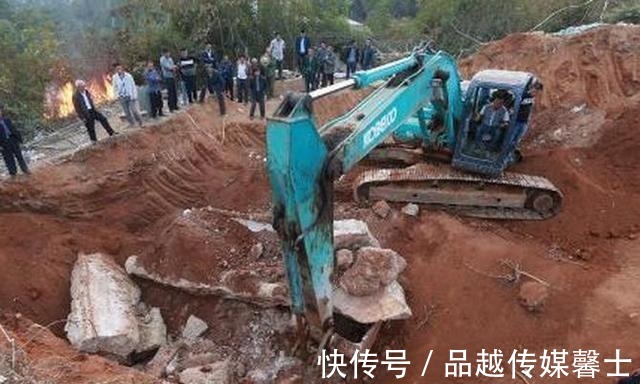 盗墓贼@有一个古墓使盗墓贼趋之若鹜，可是要么无功而返，要么有去无回