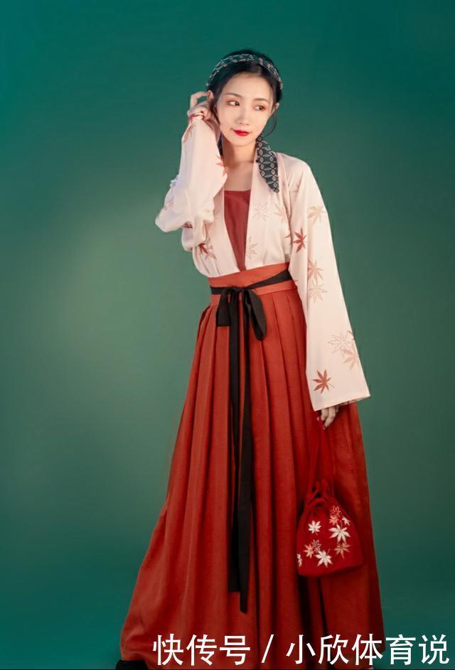 汉服不只有绣花装饰,印花汉服同样精致,风格清新又飘逸