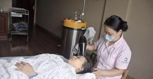 产后健身操|最霸气产妇走红,顺产完直接走回病房,网友将军凯旋