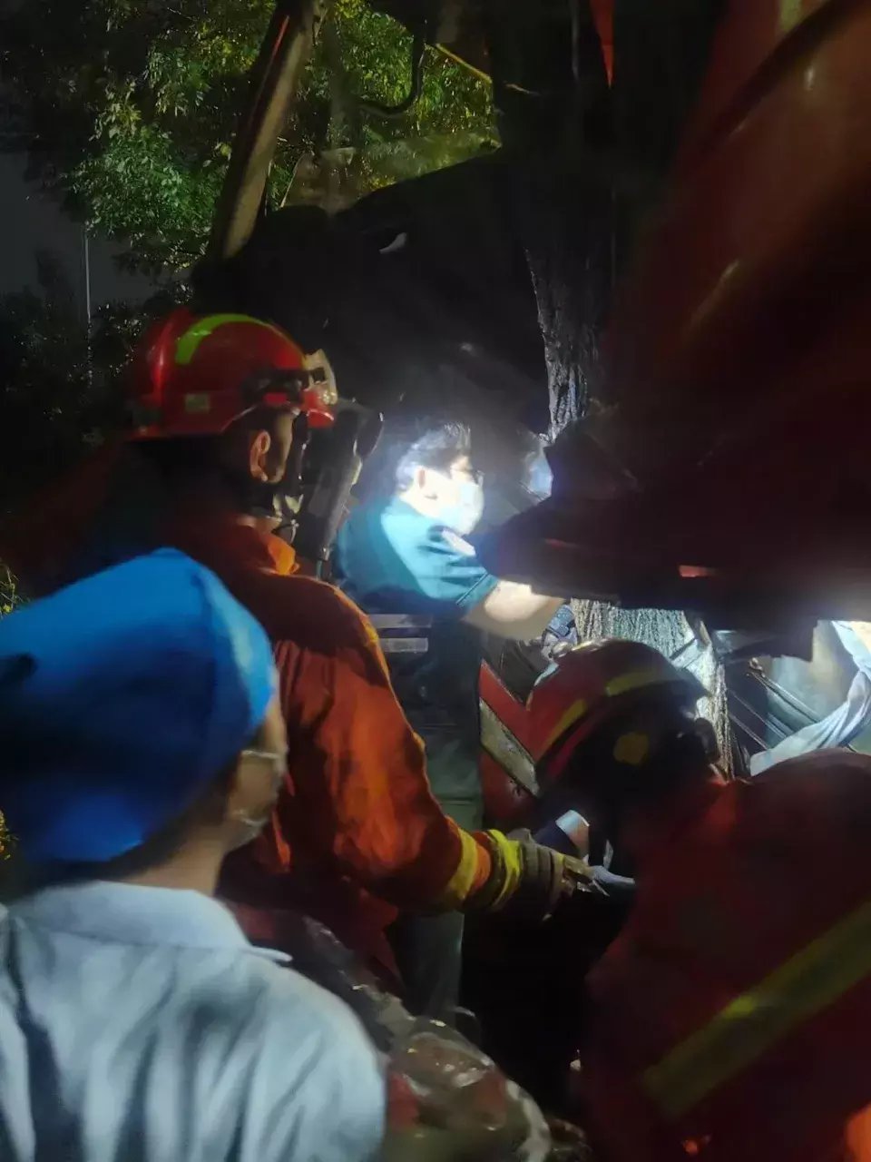 苑庆轩|雨夜车祸抢救现场，他们浑身湿透 坚守伤员5小时