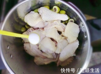 鲜香|炖鸡汤时该不该焯水大厨教你“2必做1不做”，肉质鲜香软嫩不腥