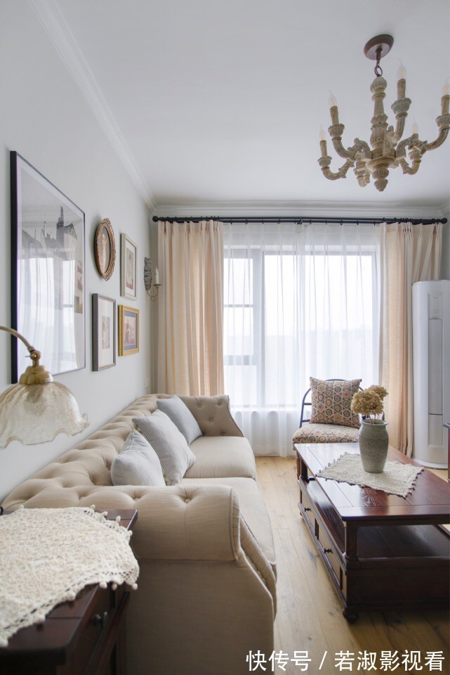 两个人|朋友第一次到新家做客,进屋就被客厅吸引,独特的配色让人称赞