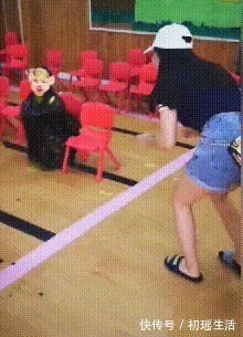 家长|妈妈忘了女儿的亲子活动,宝宝坚持到最后,妈妈赶到时场景太暖心