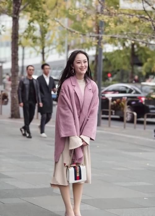 大衣|米色的裙子外搭时髦的大衣,穿起来显得非常简洁干练,靓丽十足!