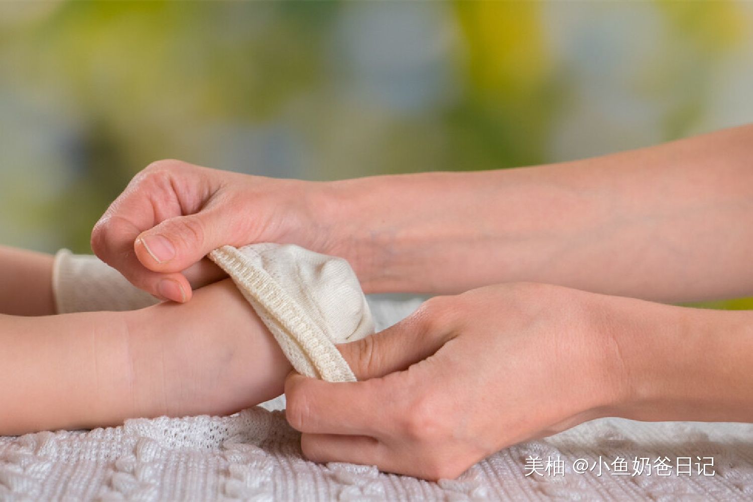 为何大多数宝宝都不爱穿袜子？宝宝的“脱袜癖好”，有心理需求