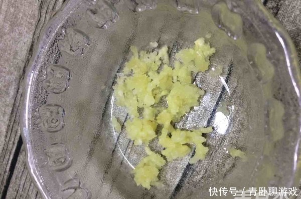 切皮蛋时,不要直接下刀切!大厨都这样做,不粘连,不散花!