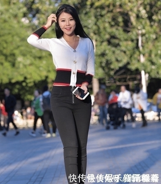 穿着 毕业后的穿着,透着压抑的气息,让人看不懂她的时尚