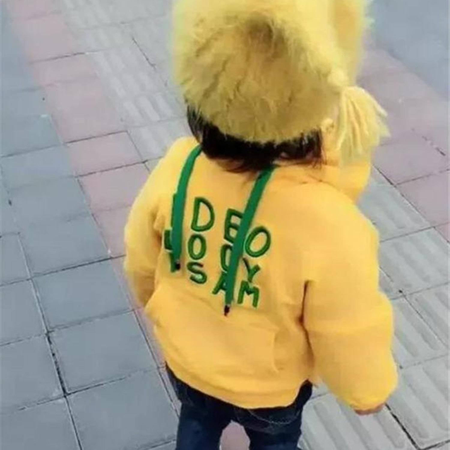 妈妈|爸爸给女儿穿衣服穿反了,妈妈刚想训斥,女儿回头后却笑出了声