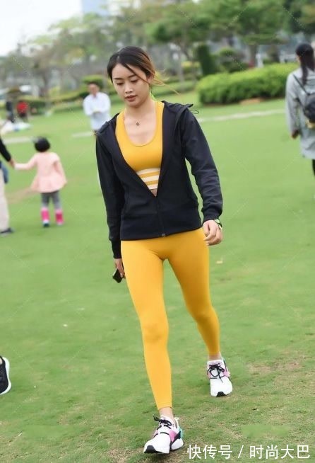 牛仔裤 穿着卡其色,时尚而老成,充满高级感