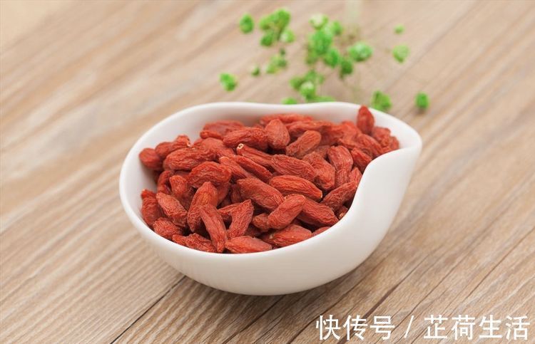 营养成分|用“枸杞”泡水,切记2不要,很多人泡错了,难怪效果不大!