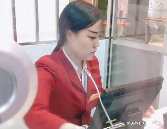 关系|小姐姐画着一对关公眉,她抬头那一刻,才发现颜值跟眉毛没有关系