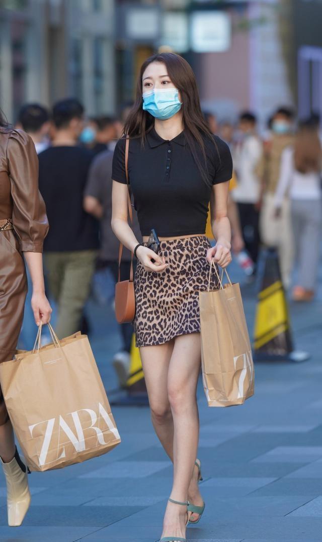 女人 裙装式样多种多样,优雅的女人穿着独特的时尚风格