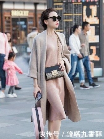 养眼|街拍:穿搭时髦又养眼的都市美女,靓丽的着装,映衬出不凡时尚